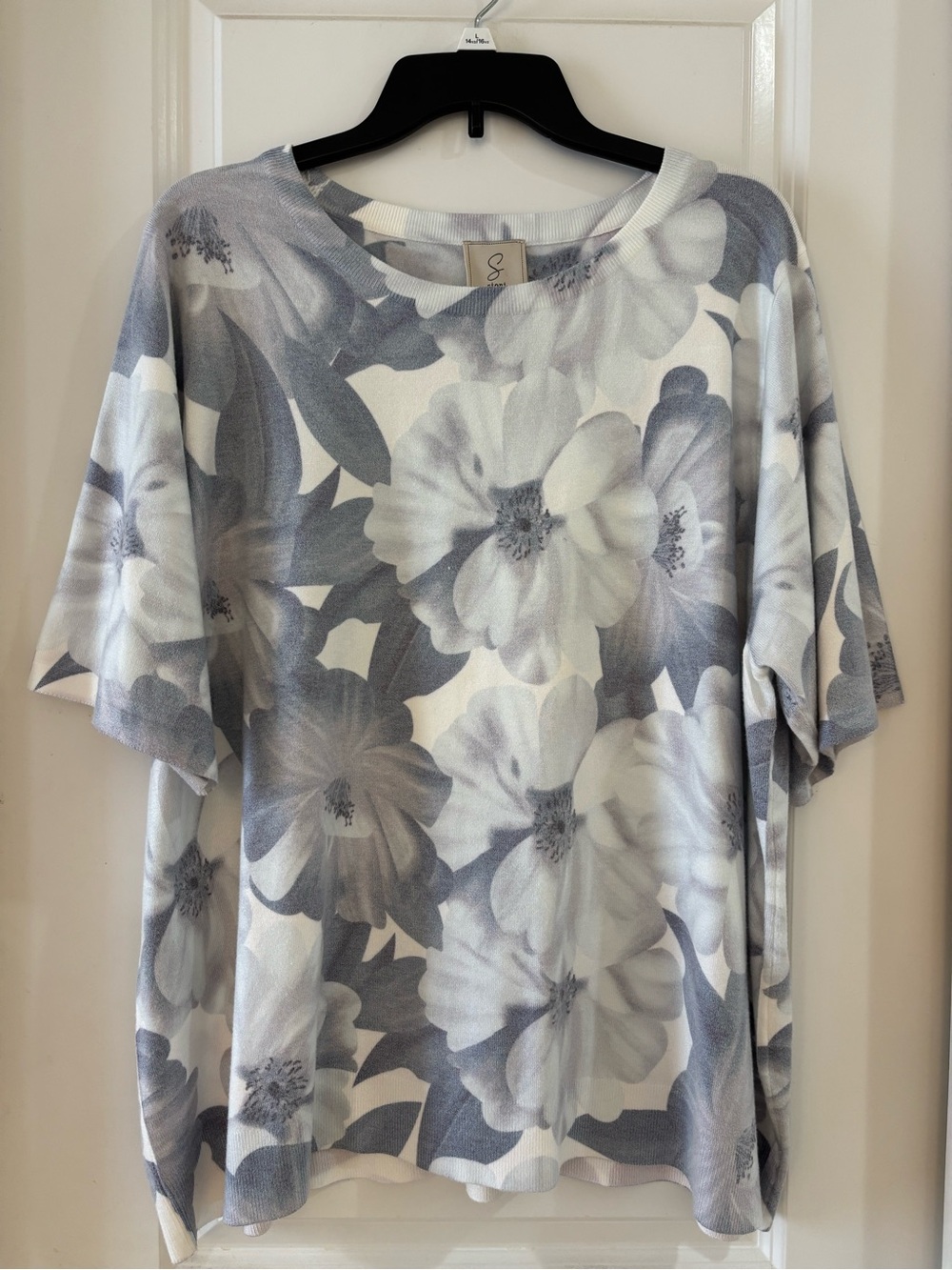Sioni 3X Women's Floral Short-Sleeve Top in Light Gray and White